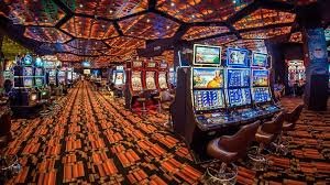 8085 mobile app interface showing live-dealer tables and sportsbook markets